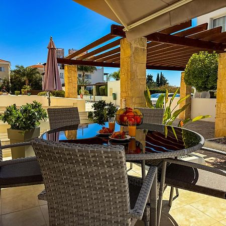 Modern 2Br Apartment With Pool, Veranda & Garden In Pafos Zewnętrze zdjęcie