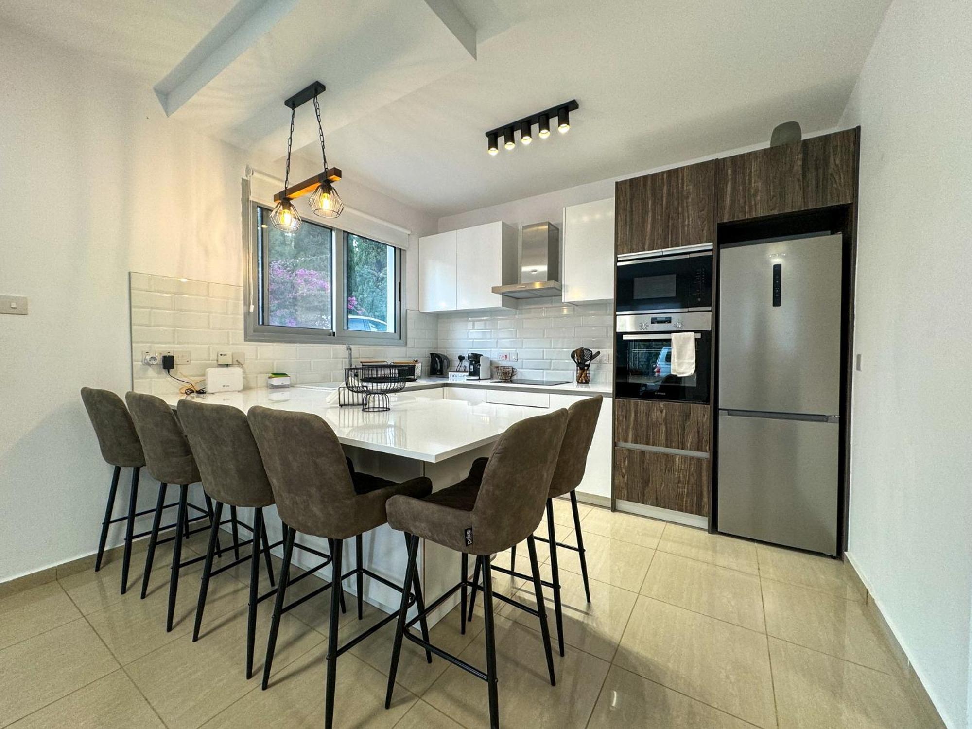 Modern 2Br Apartment With Pool, Veranda & Garden In Pafos Zewnętrze zdjęcie