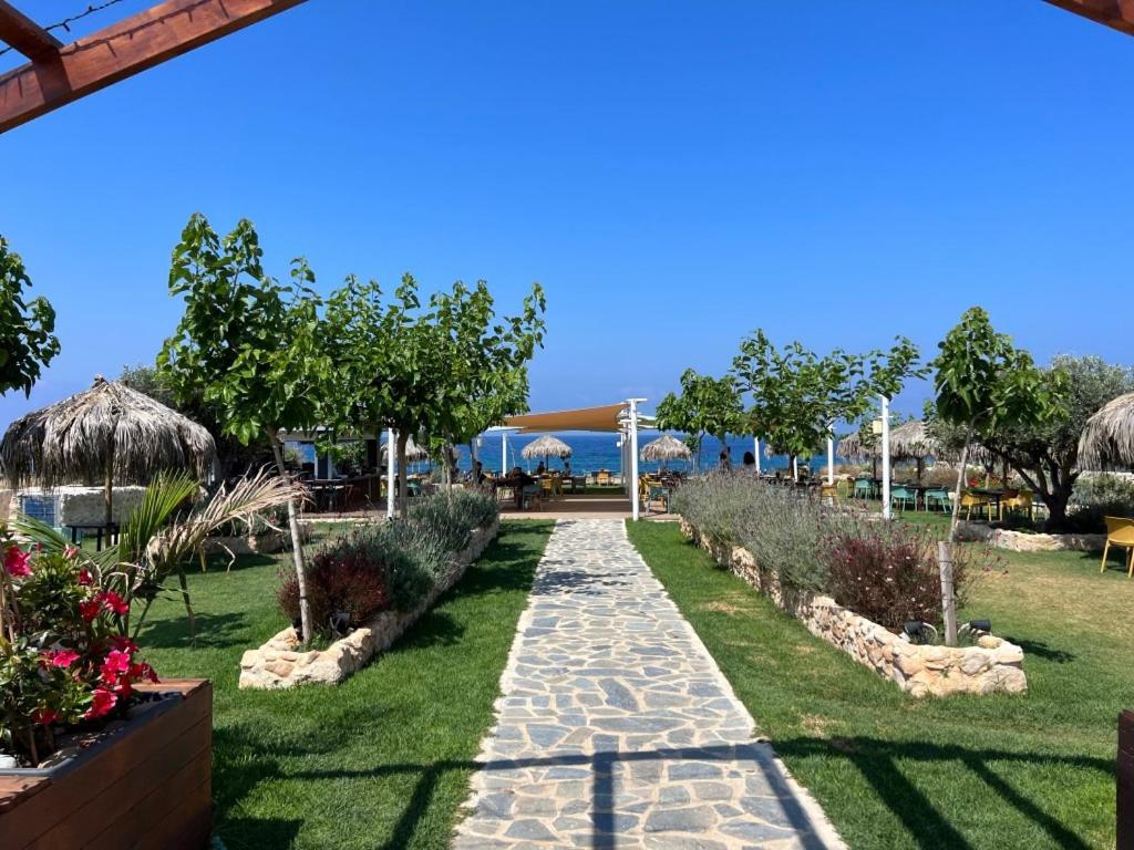 Modern 2Br Apartment With Pool, Veranda & Garden In Pafos Zewnętrze zdjęcie