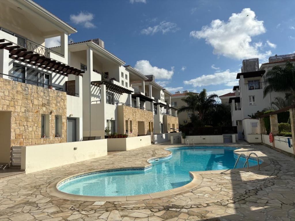 Modern 2Br Apartment With Pool, Veranda & Garden In Pafos Zewnętrze zdjęcie