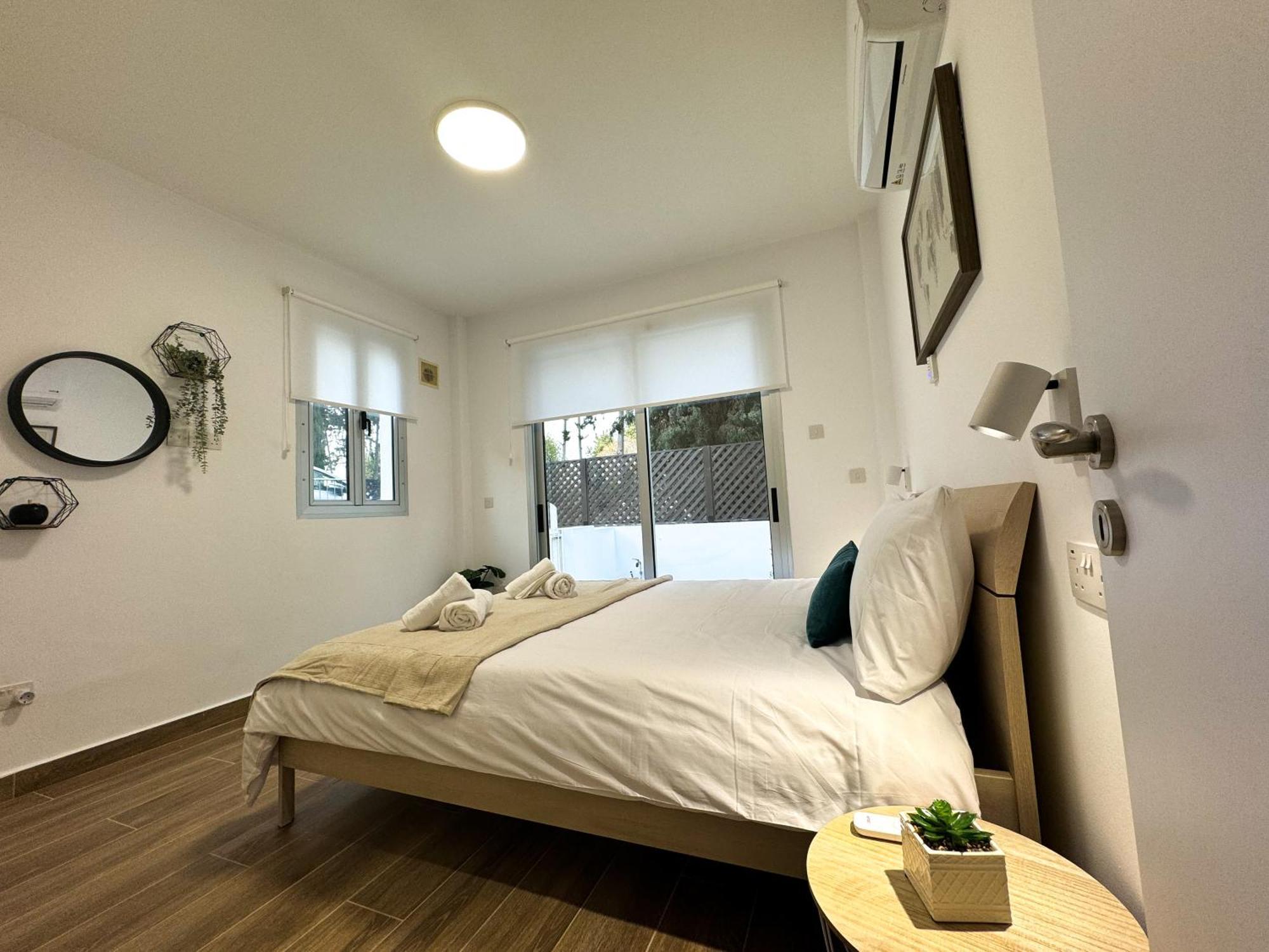 Modern 2Br Apartment With Pool, Veranda & Garden In Pafos Zewnętrze zdjęcie