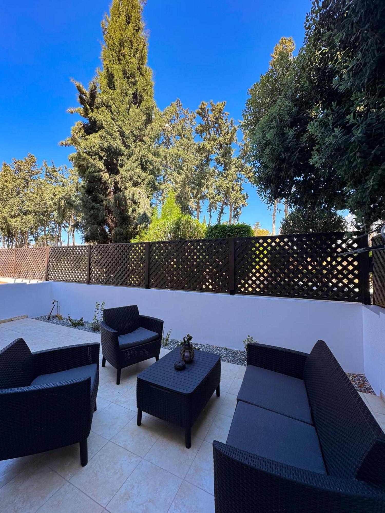 Modern 2Br Apartment With Pool, Veranda & Garden In Pafos Zewnętrze zdjęcie